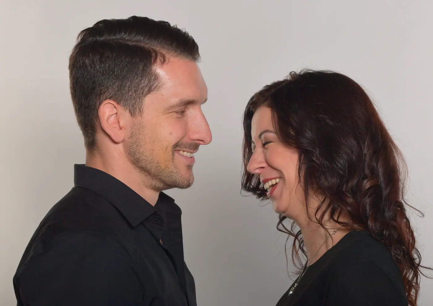 Geschwister mit Bilderrahmen beim Familienshooting im Studio Stutensee