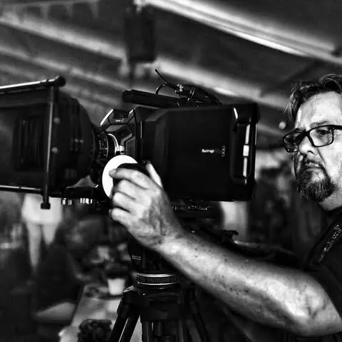 Rolf Stahl mit Kamera im Studio in Stutensee-Blankenloch